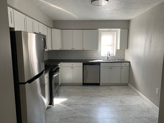 Foto del edificio - 2 bedroom 1 bath with laundry