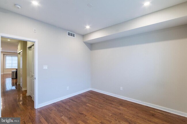 Foto del edificio - 1025 S 18th St