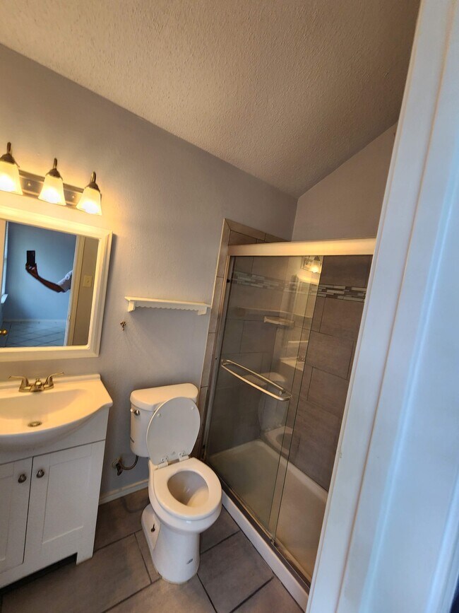 Baño principal - 2150 Redwing Way