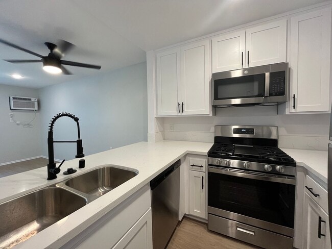 Interior Photo - 5405 Lindley Avenue