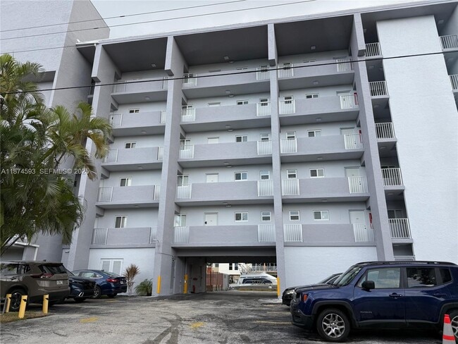 Foto del edificio - 3626 NE 168th St