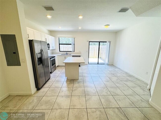 Foto del edificio - 408 NE 208th Terrace