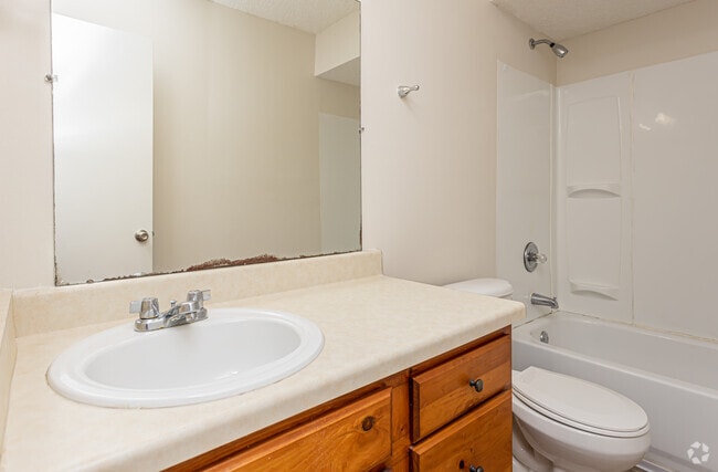 2BR, 2BA - 1,052SF - Oak Alley Apartments