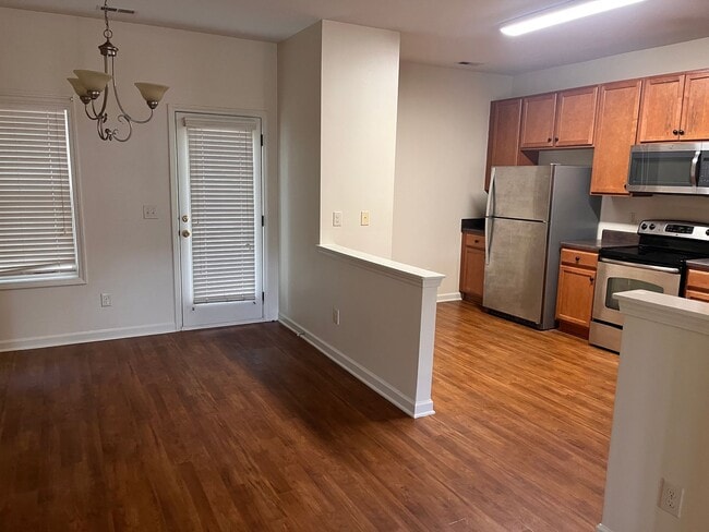 Building Photo - Beautiful Townhouse