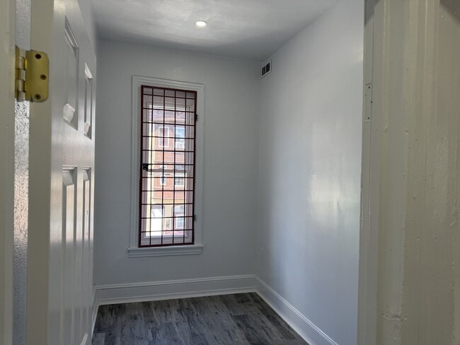 Building Photo - 415 S 10th St