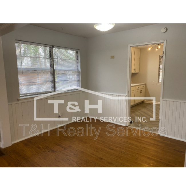 Building Photo - 5626 Rosslyn Ave