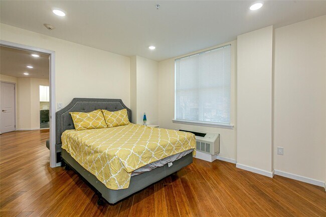 Foto del edificio - 55 Middle Neck Rd