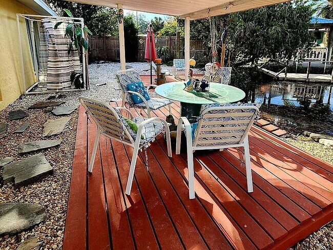 Foto del edificio - "Charming 4-Bed, 3-Bath Waterfront Home in Weeki Wachee Gardens"