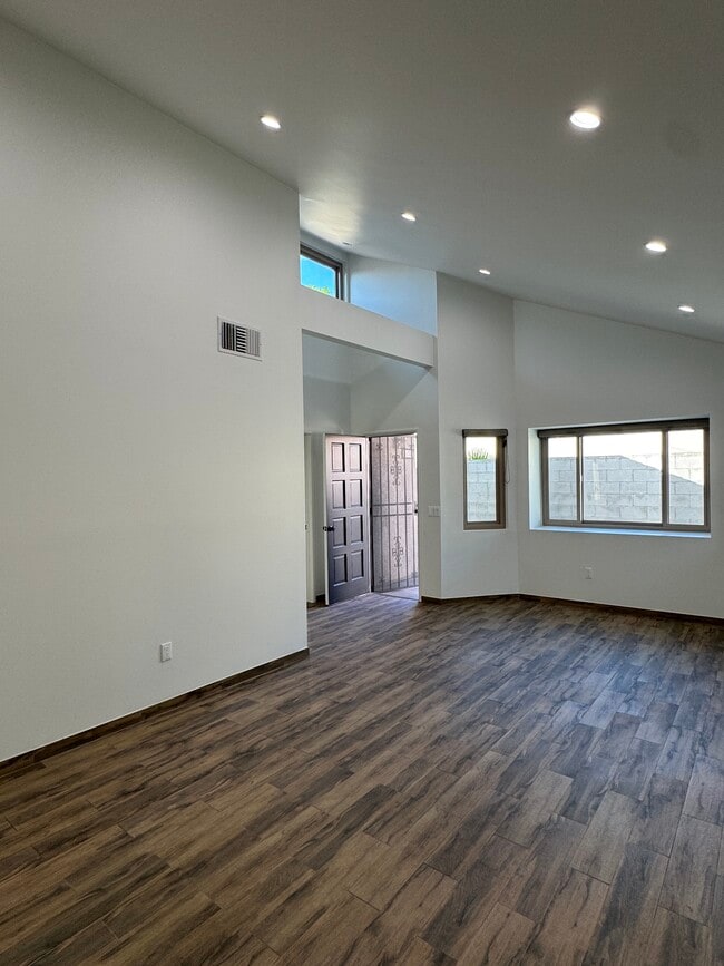 Foto del edificio - 1739 E Washington Blvd