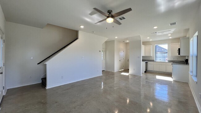 Building Photo - Modern 3 Bed Duplex with Granite Counterto...