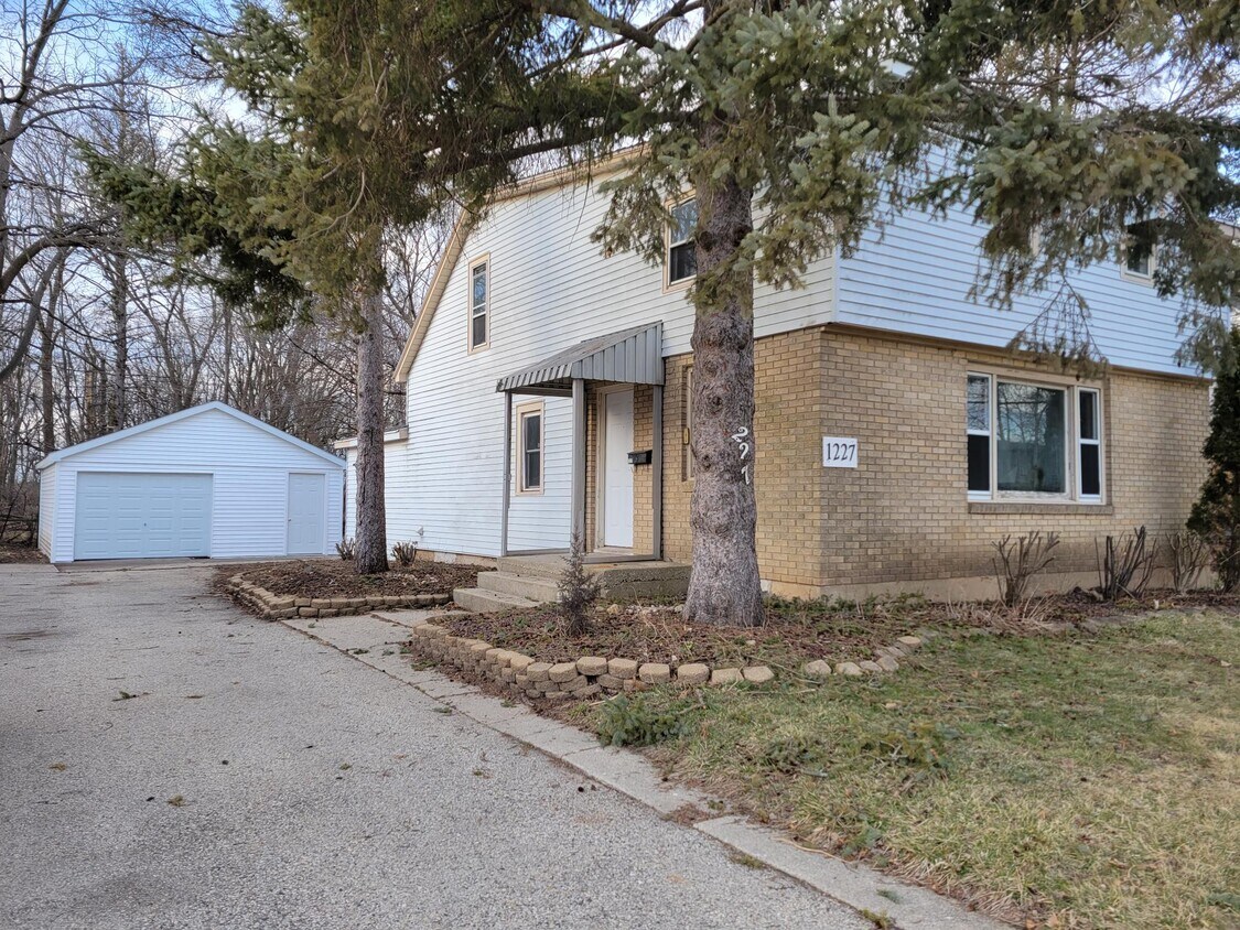 1227 Barnes St, Delavan, WI 53115 House Rental in Delavan, WI