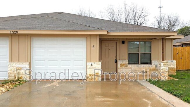 Building Photo - 1009B Bandera Ct