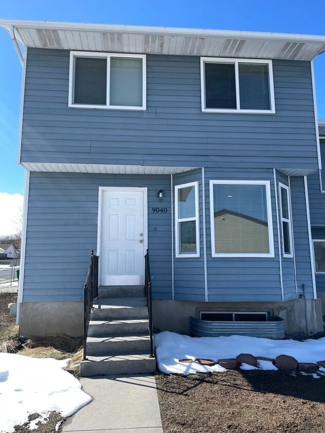 Twin Home with a 3-bedroom 1.5 Bath and Fenced Backyard - Twin Home with a 3-bedroom 1.5 Bath and Fenced Backyard