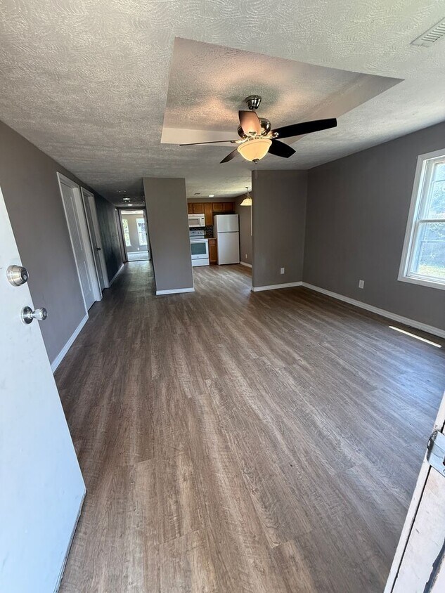 Foto principal - 3 bedroom/1 bath house