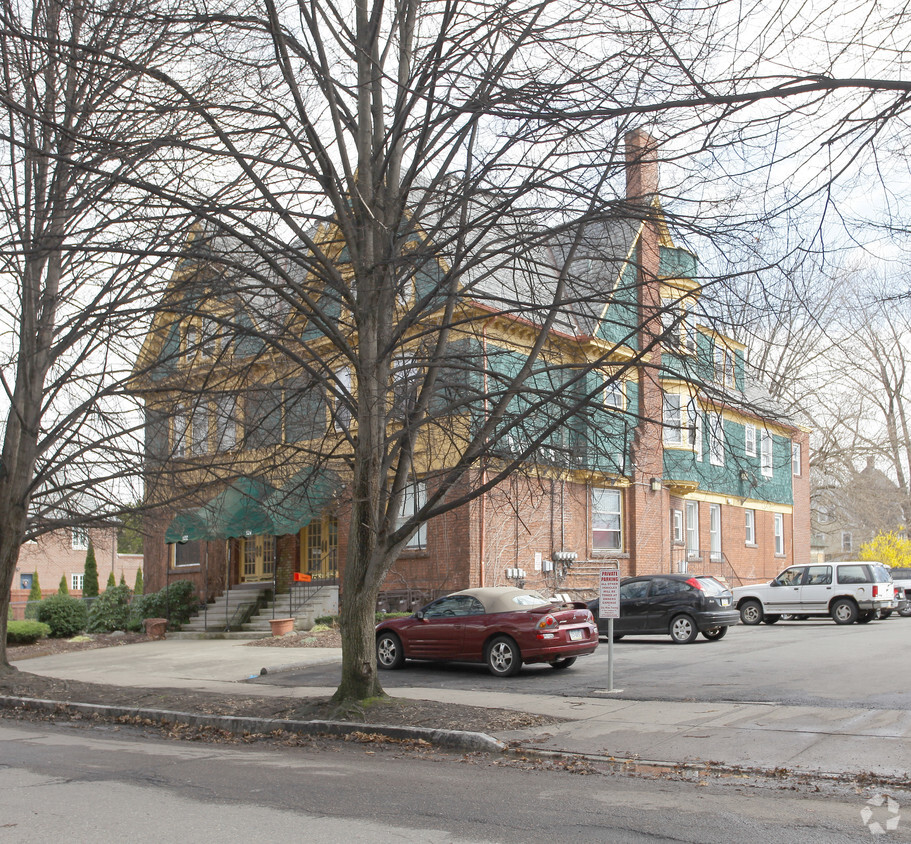 Building Photo - 122-124 W River St