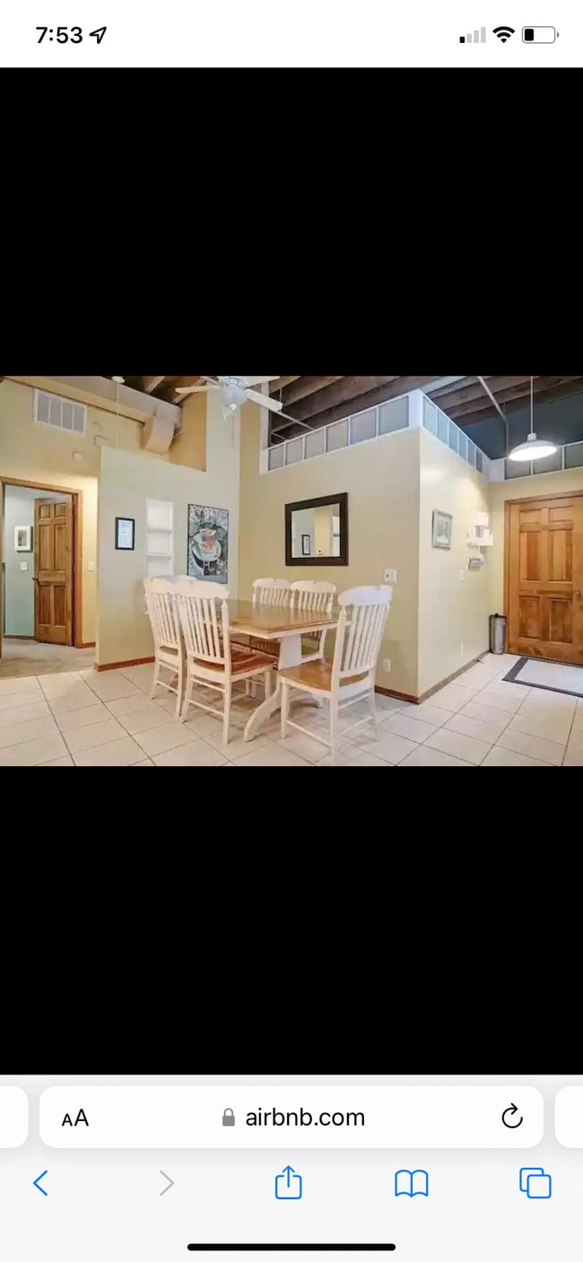 Spacious dining area - 110 N Harbor Dr