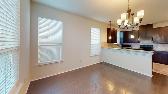 Building Photo - 906 Screech Owl Dr