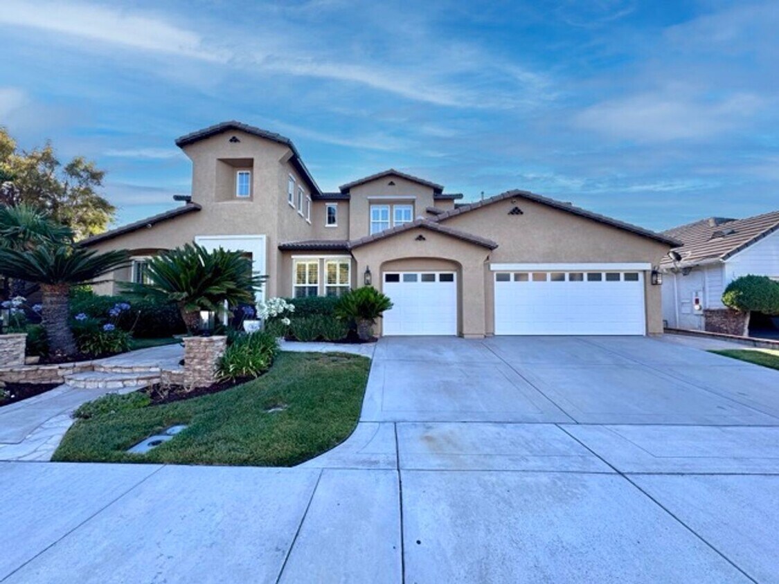 Primary Photo - Stunning 5 bedroom Pool home located in th...