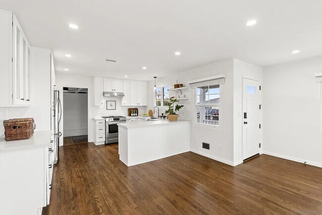 Building Photo - 4325 Long Branch Ave