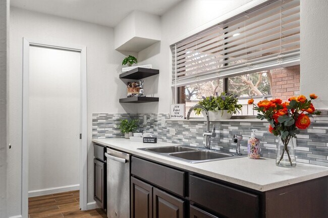 Foto del edificio - 2808 Escada Dr