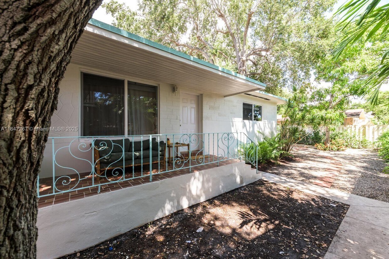 Foto principal - 559 NE 64th St