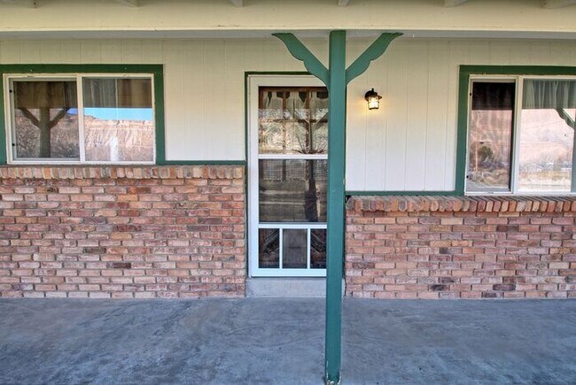 Building Photo - FURNISHED 3bed/3bath palisade home