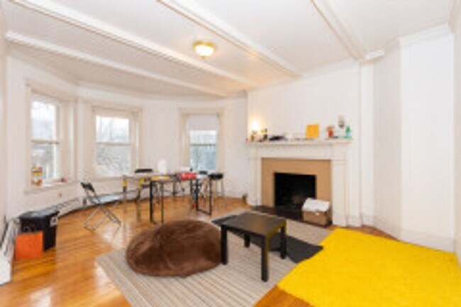 Foto del edificio - BU West / Central Campus - Spacious, Renovated Brookline 4 Bed/2 Bath on Thorndike for 9/1/2026