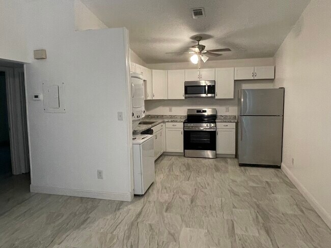 Foto del edificio - 6832 Tiki Ln