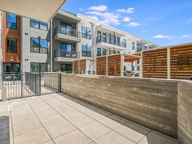 Building Photo - 1701 Simond Ave