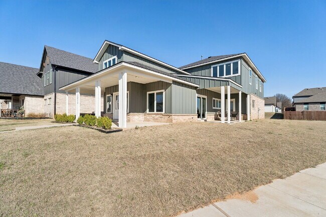 Foto del edificio - Fully Furnished 4 Bedroom + Bonus Room