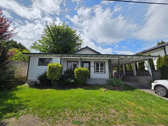 Foto del edificio - Sweet Home on Spring Street! 2 Bed, 1 Bath w/ Fenced Yard & Carport!