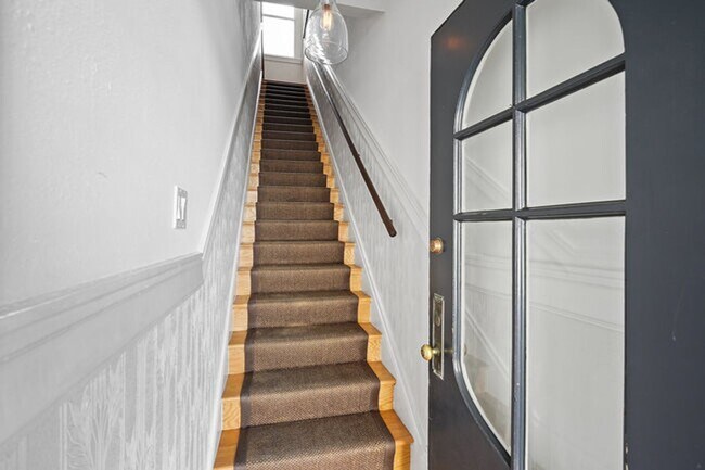 Foto del edificio - Gorgeous 4BR/2.5BA Nob Hill Home with Shar...