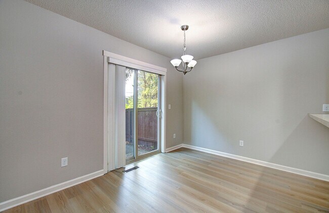 Building Photo - Charming 3 bd 2.5 ba Townhouse - Available Now!