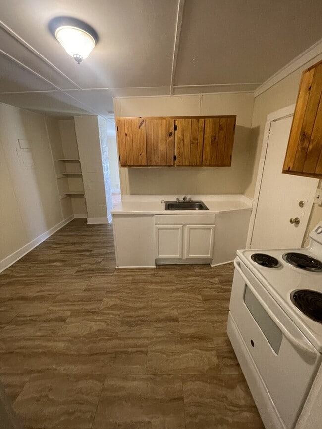 Building Photo - 1 Bedroom 1 Bathroom Duplex
