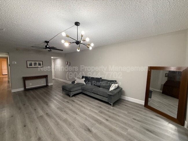 Foto del edificio - 8755 Como Lake Dr