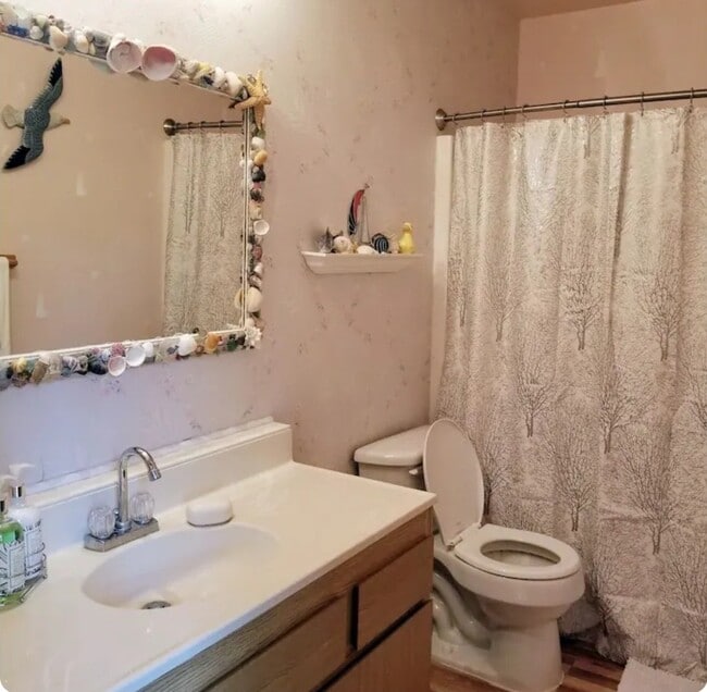 Full bathroom - 11415 Leschi Cir