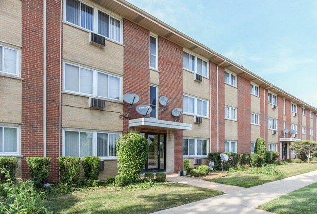 Foto principal - 4450 W 111th St