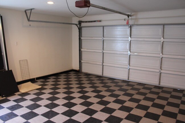 Cochera - 6442 W 86th Pl