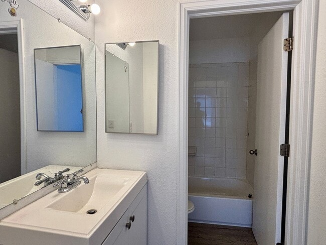 Building Photo - 3 Bed/ 2 Bath with new paint and flooring