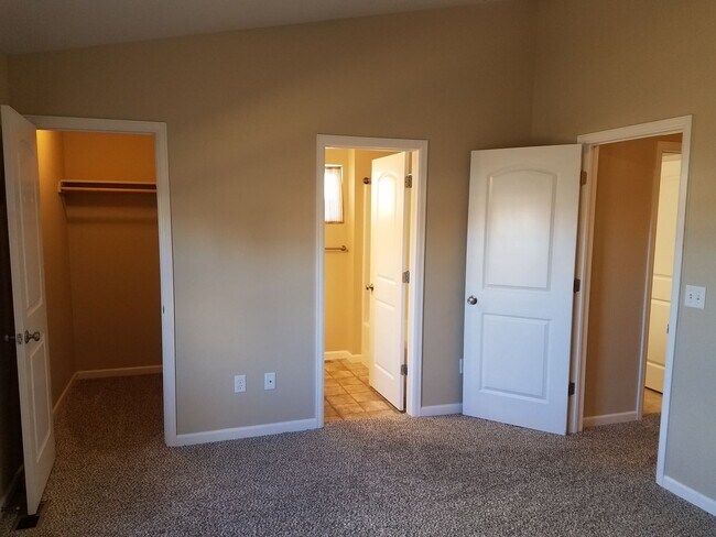 Building Photo - House For Lease