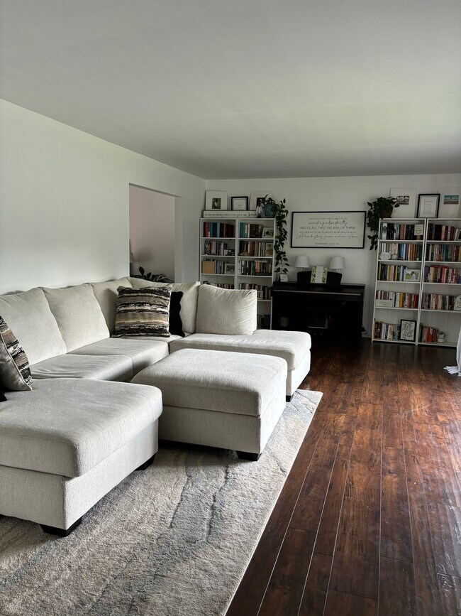 Foto del edificio - 5752 Pine View Dr
