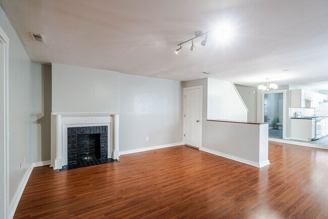 Foto del edificio - 970-972 Parsons Avenue
