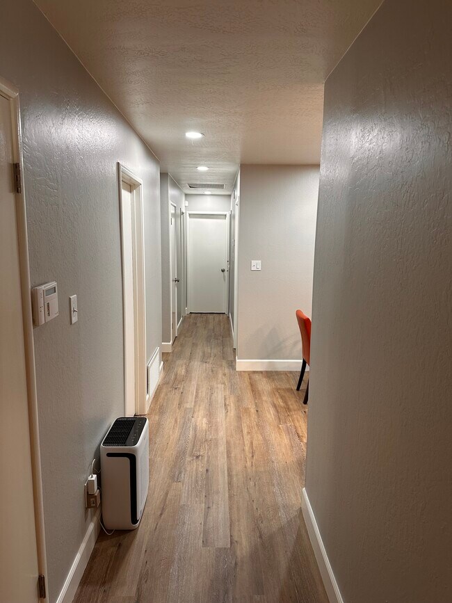 Building Photo - 129 Waterglen Cir