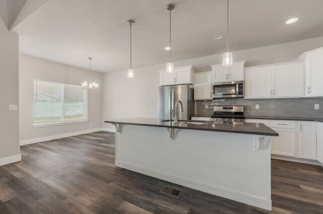 Building Photo - 4 bed 2 bath Hayden Home
