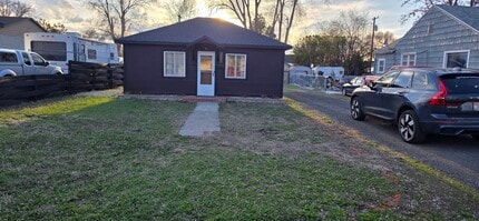 Building Photo - 221 Elm St