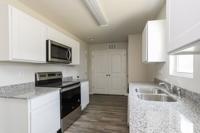 Building Photo - 2211 Samuel Ln