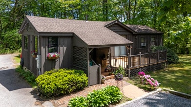 Building Photo - 32 Fern St