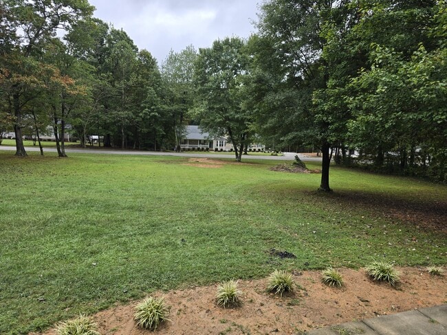 Building Photo - 1605 Hillhaven Rd