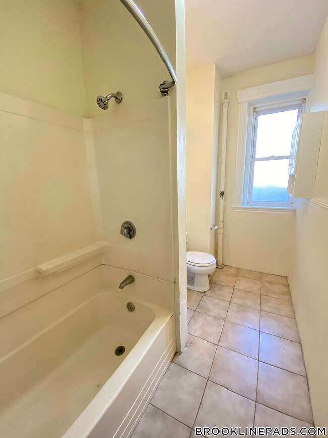 Building Photo - 364 Riverway