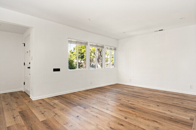 Foto del edificio - 5840 Allott Ave